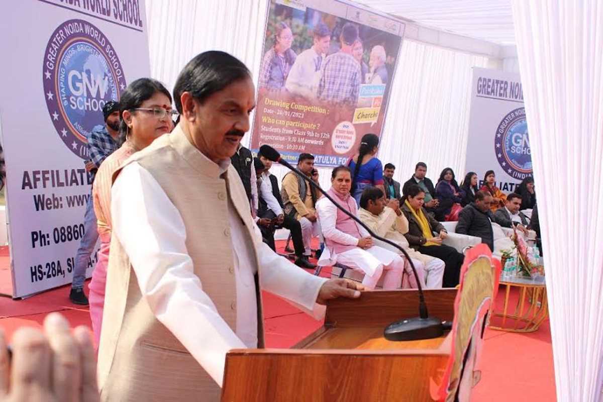 पेंटिंग प्रतियोगिता में शामिल बच्चों को सांसद ने किया प्रोत्साहित